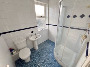 Shower room- click for photo gallery